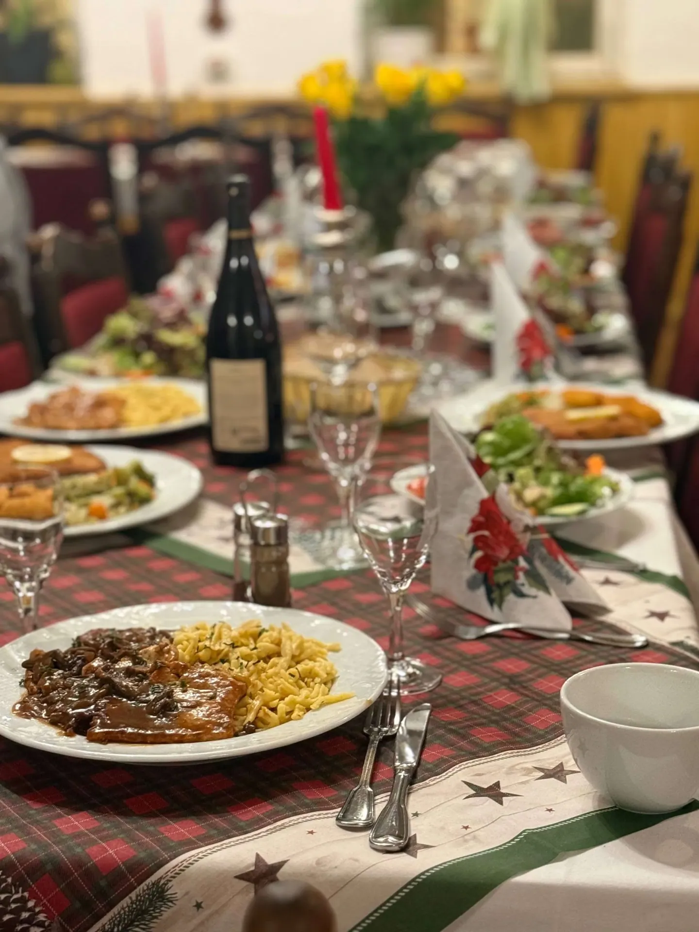 Festtafel bereit für 32 Gäste.
