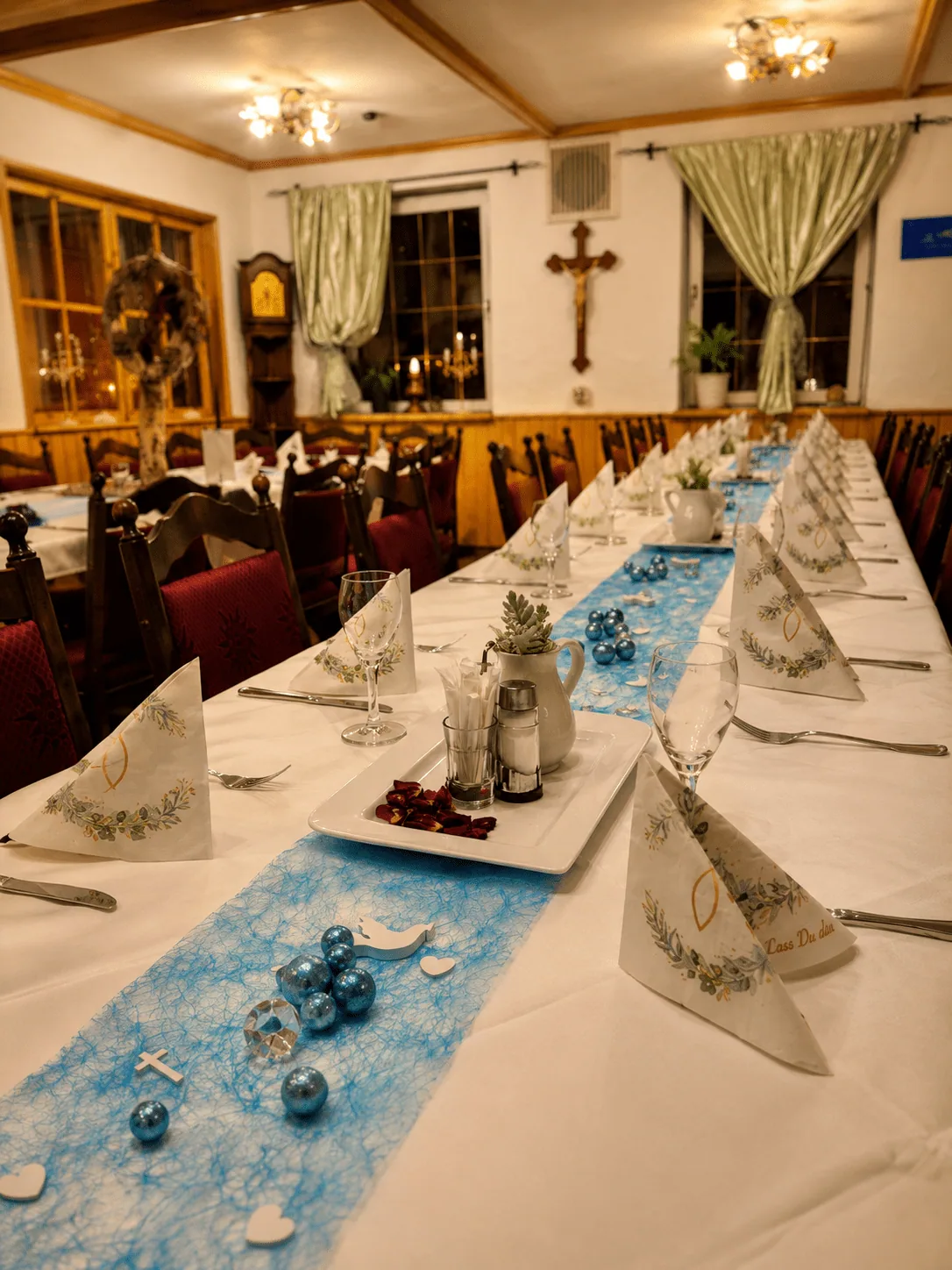 Partyraum mit Großbildschirm