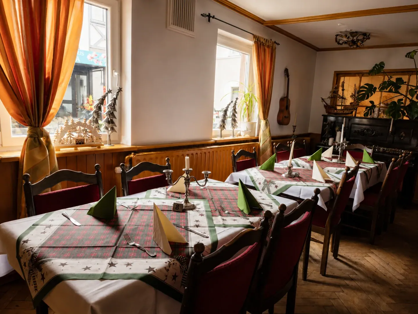 Partyraum mit Großbildschirm